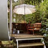 Nichts muss perfekt sein: Terrasse mit Außenspüle.