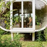 Der ovale Raumgleiter ruht auf Stelzen.