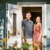 Upcycling - an der Tür ist gut zu erkennen, dass diese Laube einst von einem anderen erbaut wurde.