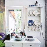 Weiß ist das Zauberwort - so wirken die kleinen Lauben überraschend großzügig.