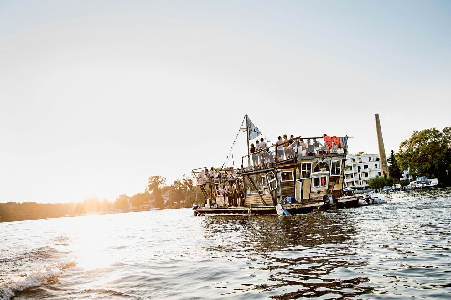 Ein Prahm mit Außenborder und Piratenaufbau zählt zu den abgefahren Lauben-Ideen.