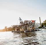 Ein Prahm mit Außenborder und Piratenaufbau zählt zu den abgefahren Lauben-Ideen.