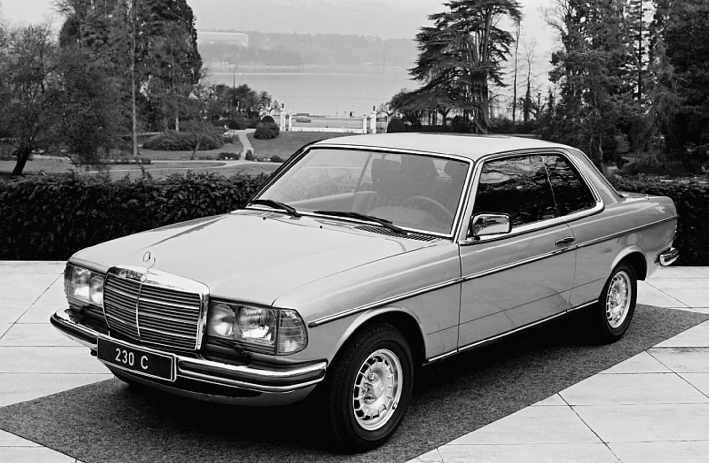 Weltpremiere Mercedes C 123 auf dem Genfer Salon 1977