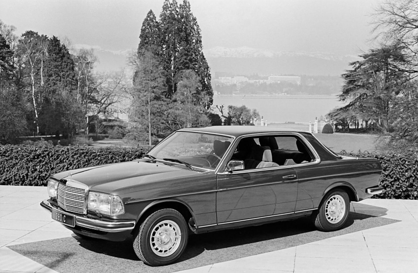 Weltpremiere Mercedes C 123 auf dem Genfer Salon 1977
