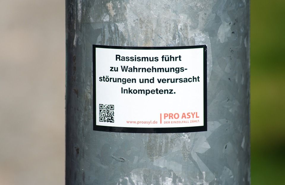 Autor Michel Abdollahi gibt Ratschläge, wie man offenem Rassismus entgegentreten kann.