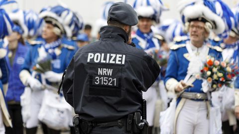 Ein Kölner Polizist im Einsatz beim Karneval