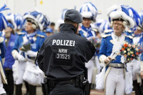 Ein Kölner Polizist im Einsatz beim Karneval
