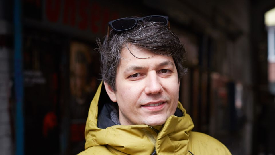 "Reichtum ist ungerecht verteilt" "Wohnraum zum Beispiel wird für die hart arbeitende Mitte immer unerschwinglicher. Dabei sollte Wohnen Grundrecht sein! Ich sorge mich, dass sich die Gesellschaft entzweit. Das Gesetz des Stärkeren – das passt nicht zur Demokratie, finde ich. Im Hintergrund wird über zu vieles geklüngelt, was für uns Bürger nicht ersichtlich ist." Domenico Di Santolo, 37, selbstständiger Zahntechniker, Status: Mitte im engen Sinn