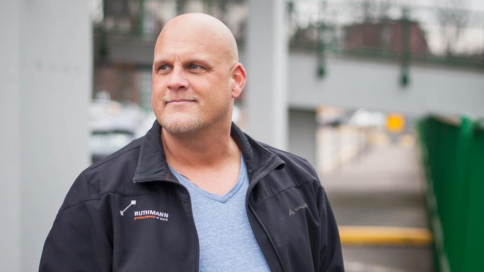 Mittelschicht: "Als Single denke ich häufig über diese Frage nach. Obwohl ich hart arbeite, werde ich meinen Lebensstandard im Alter nicht halten können. Der Staat hilft mir dabei nicht. Ich werde jetzt in eine Wohnung investieren.“ Martin Steffen, 41, Servicetechniker, Status: Mitte im engen Sinn "Als Single denke ich häufig über diese Frage nach. Obwohl ich hart arbeite, werde ich meinen Lebensstandard im Alter nicht halten können. Der Staat hilft mir dabei nicht. Ich werde jetzt in eine Wohnung investieren.“ Martin Steffen, 41, Servicetechniker, Status: Mitte im engen Sinn