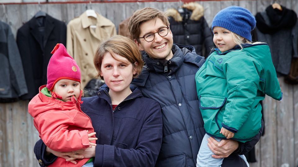 Unseren Eltern ging es besser als uns "Sie hatten längerfristige Arbeitsverträge und konnten mehr Zeit mit ihren Kindern verbringen. Wir arbeiten beide. Es tut weh, die Kinder so lange weggeben zu müssen. In der Zukunft werden Jobs noch härter umkämpft sein. Unseren Kindern wird es wohl nicht so gut gehen wie uns. Und wir werden unseren Kindern im Ernstfall wahrscheinlich nicht aushelfen können." Katherine, 34, und Deon Marais, 33, mit Juli, 2, und Mika, 4, Sonderpädagogin und Webentwickler, Status: obere Mitte