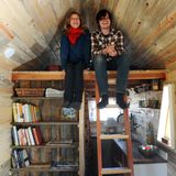 Deutlich hübscher sieht dieses Tiny-House aus. Handwerker stellen so ein Häuschen selber her oder verarbeiten einen Bausatz. Mit 40.000 Dollar muss man allerdings rechnen. Bad, Küche, Heizung in Miniaturformat treiben die Kosten hoch. In den USA gilt das Haus auf dem Anhänger als perfekt für junge Leute mit einem nomadischen Leben. Das Problem überfüllter Innenstädte wird es jedoch nicht lösen können.