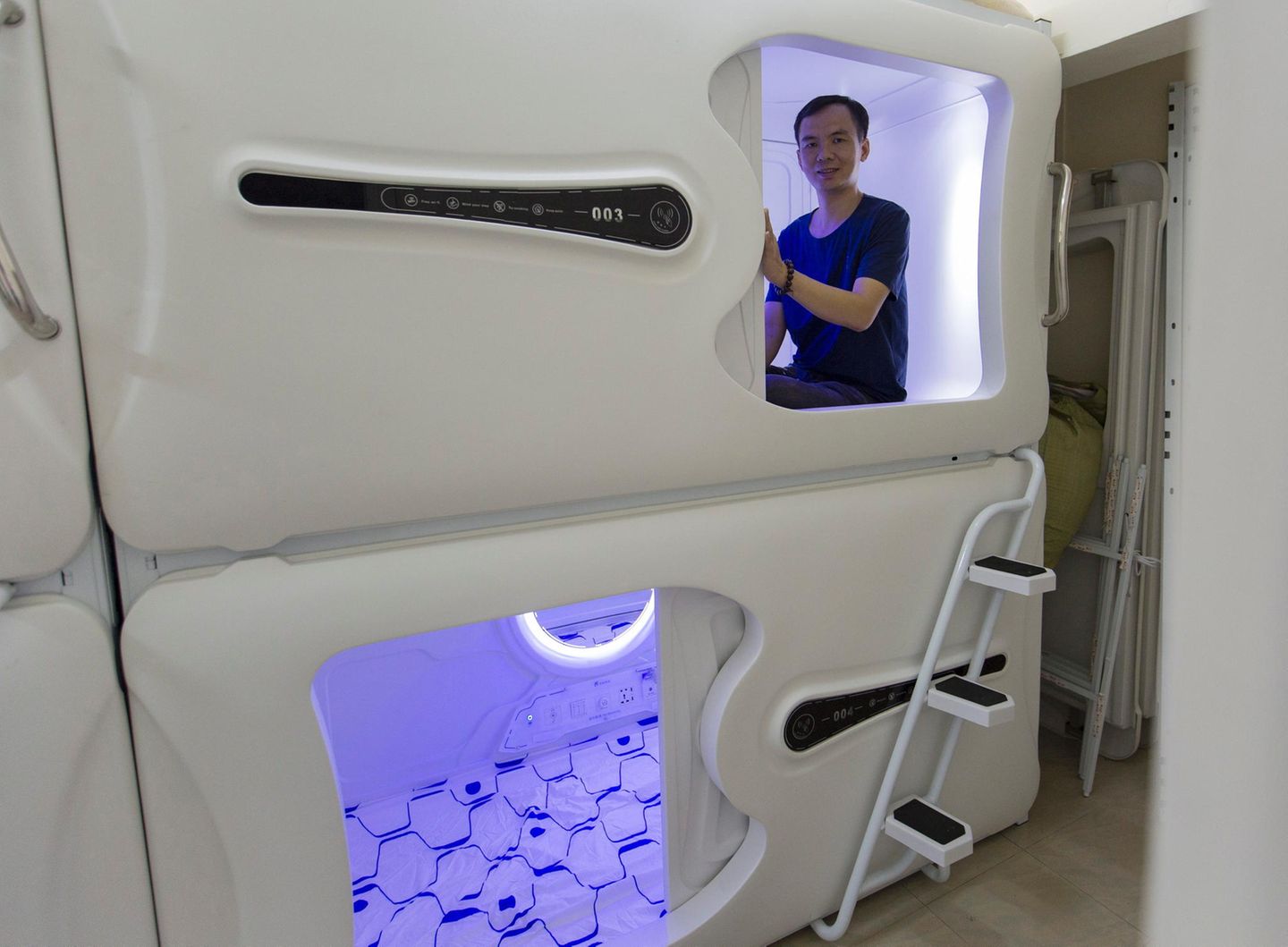 Ebenfalls aus Hongkong stammt die Innovation des "Capsule Pods". So eine Schlafkapsel ist ein Schlafkäfig für Besserverdiener – anstelle des Käfig gibt es eine Rückzugskapsel im Science-Fiktion-Look.