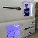 Ebenfalls aus Hongkong stammt die Innovation des "Capsule Pods". So eine Schlafkapsel ist ein Schlafkäfig für Besserverdiener – anstelle des Käfig gibt es eine Rückzugskapsel im Science-Fiktion-Look.