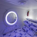 Sieht doch gemütlich aus. Die Kaspeln werden in normalen Wohnungen aufgestellt. In ein Zimmer passen dann vier Schlafmöglichkeiten, in eine zwei Zimmerwohnung acht Personen.  Die Miete beträgt etwa 450 Euro im Monat.