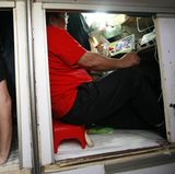 55 Quadratmeter ist die Wohnung groß. 22 Bewohner teilen sich zwei Toiletten, eine Küche gibt es nicht.