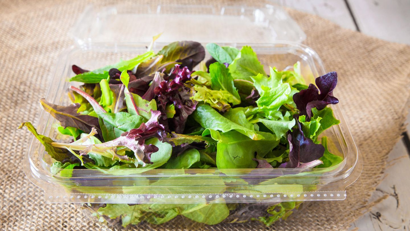 Ungesund, umweltschädlich, unnötig: Fertigsalat in Plastik ist zwar praktisch, verursacht aber unnötig Müll. Die Verpackungen bieten außerdem einen perfekten Nährboden für Schimmelpilze und Keime. Kaufen Sie Salat besser unverpackt, waschen und schnippeln sie ihn selber. Das kostet zwar ein paar Minuten mehr Zeit, die sind es aber wert. Fertigsalat in Plastik ist zwar praktisch, verursacht aber unnötig Müll. Die Verpackungen bieten außerdem einen perfekten Nährboden für Schimmelpilze und Keime. Kaufen Sie Salat besser unverpackt, waschen und schnippeln sie ihn selber. Das kostet zwar ein paar Minuten mehr Zeit, die sind es aber wert.