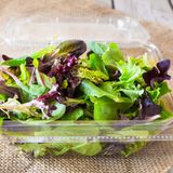 Fertigsalat in Plastik ist zwar praktisch, verursacht aber unnötig Müll. Die Verpackungen bieten außerdem einen perfekten Nährboden für Schimmelpilze und Keime.   Kaufen Sie Salat besser unverpackt, waschen und schnippeln sie ihn selber. Das kostet zwar ein paar Minuten mehr Zeit, die sind es aber wert.