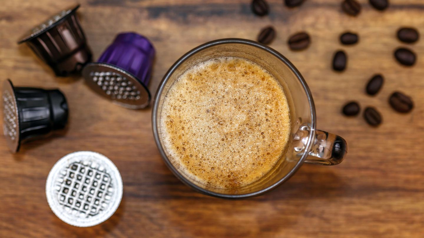 Ungesund, umweltschädlich, unnötig: Kaffeekapseln bestehen oft aus Kunststoff, einige sogar aus Kunststoff mit Aluminium. Bei drei Milliarden Kaffeekapseln im Jahr entstehen rund 5000 Tonnen Müll. Um diesen abzutransportieren, wären etwa 500 Müllwagen notwendig. Ganz recht - Umweltschutz sieht anders aus. Daher: Besser wieder befüllbare Kapseln kaufen oder ganze Bohnen kaufen, selber mahlen und aufbrühen. Kaffeekapseln bestehen oft aus Kunststoff, einige sogar aus Kunststoff mit Aluminium. Bei drei Milliarden Kaffeekapseln im Jahr entstehen rund 5000 Tonnen Müll. Um diesen abzutransportieren, wären etwa 500 Müllwagen notwendig. Ganz recht - Umweltschutz sieht anders aus. Daher: Besser wieder befüllbare Kapseln kaufen oder ganze Bohnen kaufen, selber mahlen und aufbrühen.