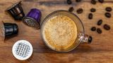 Kaffeekapseln bestehen oft aus Kunststoff, einige sogar aus Kunststoff mit Aluminium. Bei drei Milliarden Kaffeekapseln im Jahr entstehen rund 5000 Tonnen Müll. Um diesen abzutransportieren, wären etwa 500 Müllwagen notwendig. Ganz recht - Umweltschutz sieht anders aus.  Daher: Besser wieder befüllbare Kapseln kaufen oder ganze Bohnen kaufen, selber mahlen und aufbrühen.