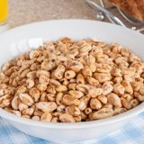 Dass Sie Ihrem Körper nichts Gutes tun, wenn Sie übermäßig Zucker verzehren – und das bereits am Morgen, ist eigentlich nichts Neues.    Daher gilt: Verbannen Sie zuckerhaltige Müslis und Cornflakes aus Ihrer Küche und ersetzen Sie diese mit ungesüßtem Vollkornmüsli mit Nüssen und frischem Obst - oder aber einer Scheibe Vollkornbrot.