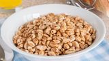 Dass Sie Ihrem Körper nichts Gutes tun, wenn Sie übermäßig Zucker verzehren – und das bereits am Morgen, ist eigentlich nichts Neues.    Daher gilt: Verbannen Sie zuckerhaltige Müslis und Cornflakes aus Ihrer Küche und ersetzen Sie diese mit ungesüßtem Vollkornmüsli mit Nüssen und frischem Obst - oder aber einer Scheibe Vollkornbrot.