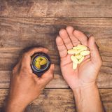 Eigentlich kann man eine optimale Versorgung mit Vitaminen und Mineralien über den Verzehr von Obst, Gemüse, Fisch und Fleisch herstellen. Trotzdem gilt: Die Masse an Vitaminpillen und Nahrungsergänzungsmitteln, die es auf dem Markt gibt, ist völliger Unsinn. Die meisten bringen gar nichts und können sogar in bestimmten Mengen schädlich für den Körper sein.  Nur drei Vitamine beziehungsweise Nahrungsergänzungsmittel sind empfehlenswert zu nehmen: Mehr dazu lesen Sie hier!