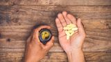 Eigentlich kann man eine optimale Versorgung mit Vitaminen und Mineralien über den Verzehr von Obst, Gemüse, Fisch und Fleisch herstellen. Trotzdem gilt: Die Masse an Vitaminpillen und Nahrungsergänzungsmitteln, die es auf dem Markt gibt, ist völliger Unsinn. Die meisten bringen gar nichts und können sogar in bestimmten Mengen schädlich für den Körper sein.  Nur drei Vitamine beziehungsweise Nahrungsergänzungsmittel sind empfehlenswert zu nehmen: Mehr dazu lesen Sie hier!