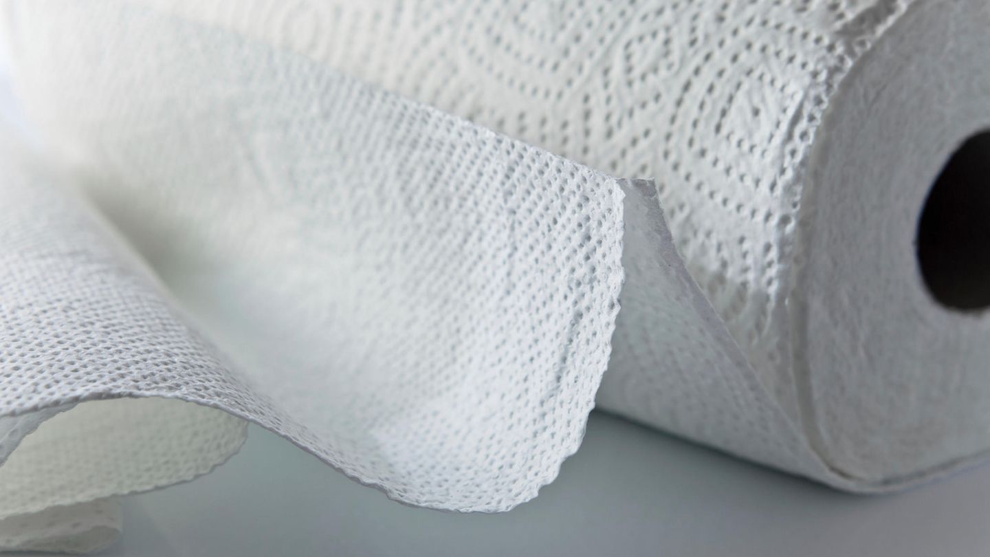Küchenpapier ist ein reines Wegwerfprodukt. Ergo: Der Müll stapelt sich und ist unnötig. Besser gewöhnliche Lappen aus Baumwolle verwenden, die man einfach waschen kann.