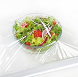 Genau wie Küchenpapier verursacht Frischhaltefolie unnötig Müll. Daher: Fürs Pausenbrot besser Brotdosen verwenden. Und Kochreste in Tupperware oder Schraubgläsern aufbewahren.