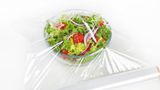 Genau wie Küchenpapier verursacht Frischhaltefolie unnötig Müll. Daher: Fürs Pausenbrot besser Brotdosen verwenden. Und Kochreste in Tupperware oder Schraubgläsern aufbewahren.