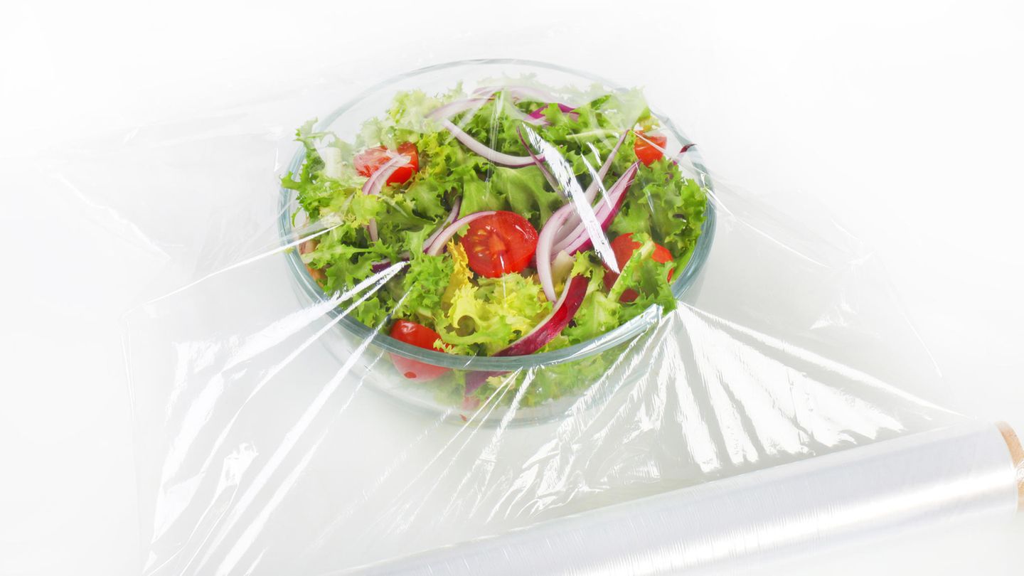 Genau wie Küchenpapier verursacht Frischhaltefolie unnötig Müll. Daher: Fürs Pausenbrot besser Brotdosen verwenden. Und Kochreste in Tupperware oder Schraubgläsern aufbewahren.
