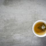 Tees sind häufig mit Pestiziden belastet. Stiftung Warentest findet immer wieder hohe Schadstoffgehalte in Tees, die so eigentlich nicht in den Handel gelangen dürften. Anfang des Jahres war ein Tee der Marke "Kusmi" so stark belastet, dass der Hersteller ihn aus dem Verkauf nehmen musste.  Besser ist es also, Tee aus konventionellem Anbau zu meiden und dafür Bio-Tees zu kaufen. Die sind deutlich weniger belastet, Tee aus fairem Handel garantiert außerdem, dass die Arbeitsbedingungen der Bauern menschenwürdig sind. 