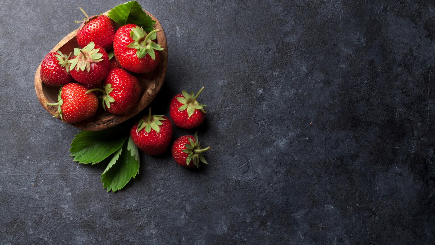 Natürlich sind Erdbeeren im Winter um ein Vielfaches teurer als im Sommer, wenn sie frisch von unseren deutschen Wiesen gepflückt werden können. Genauso ist es, wenn Sie Sommergemüse im Winter kaufen. Deshalb gilt: Kaufen Sie, was die Saison hergibt. In den Wintermonaten sind das vor allem Wurzeln und Knollen, aber auch Feldsalat und Äpfel.  Lesen Sie hier weitere Tipps, wie man gesund und günstig einkaufen kann!