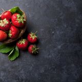 Natürlich sind Erdbeeren im Winter um ein Vielfaches teurer als im Sommer, wenn sie frisch von unseren deutschen Wiesen gepflückt werden können. Genauso ist es, wenn Sie Sommergemüse im Winter kaufen. Deshalb gilt: Kaufen Sie, was die Saison hergibt. In den Wintermonaten sind das vor allem Wurzeln und Knollen, aber auch Feldsalat und Äpfel.  Lesen Sie hier weitere Tipps, wie man gesund und günstig einkaufen kann!