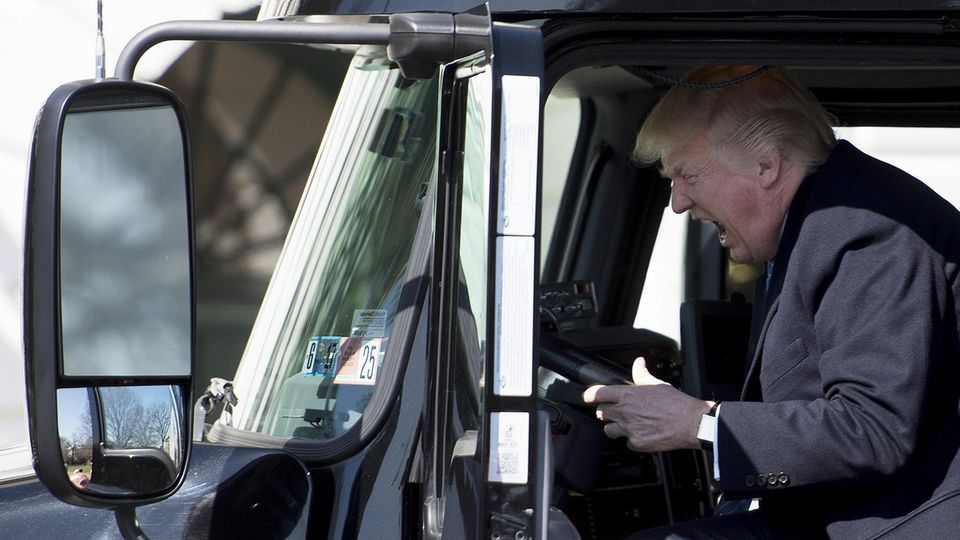 Siegerpose wird zur Lachnummer : Trucker Trump erhält sein eigenes Meme Siegerpose wird zur Lachnummer : Trucker Trump erhält sein eigenes Meme