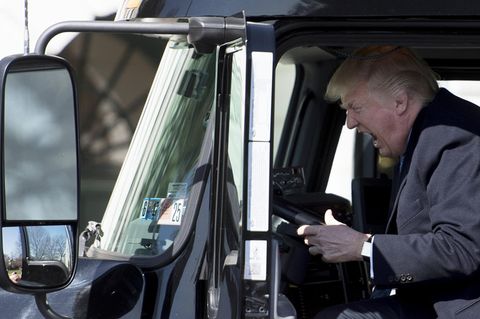 Siegerpose wird zur Lachnummer : Trucker Trump erhält sein eigenes Meme