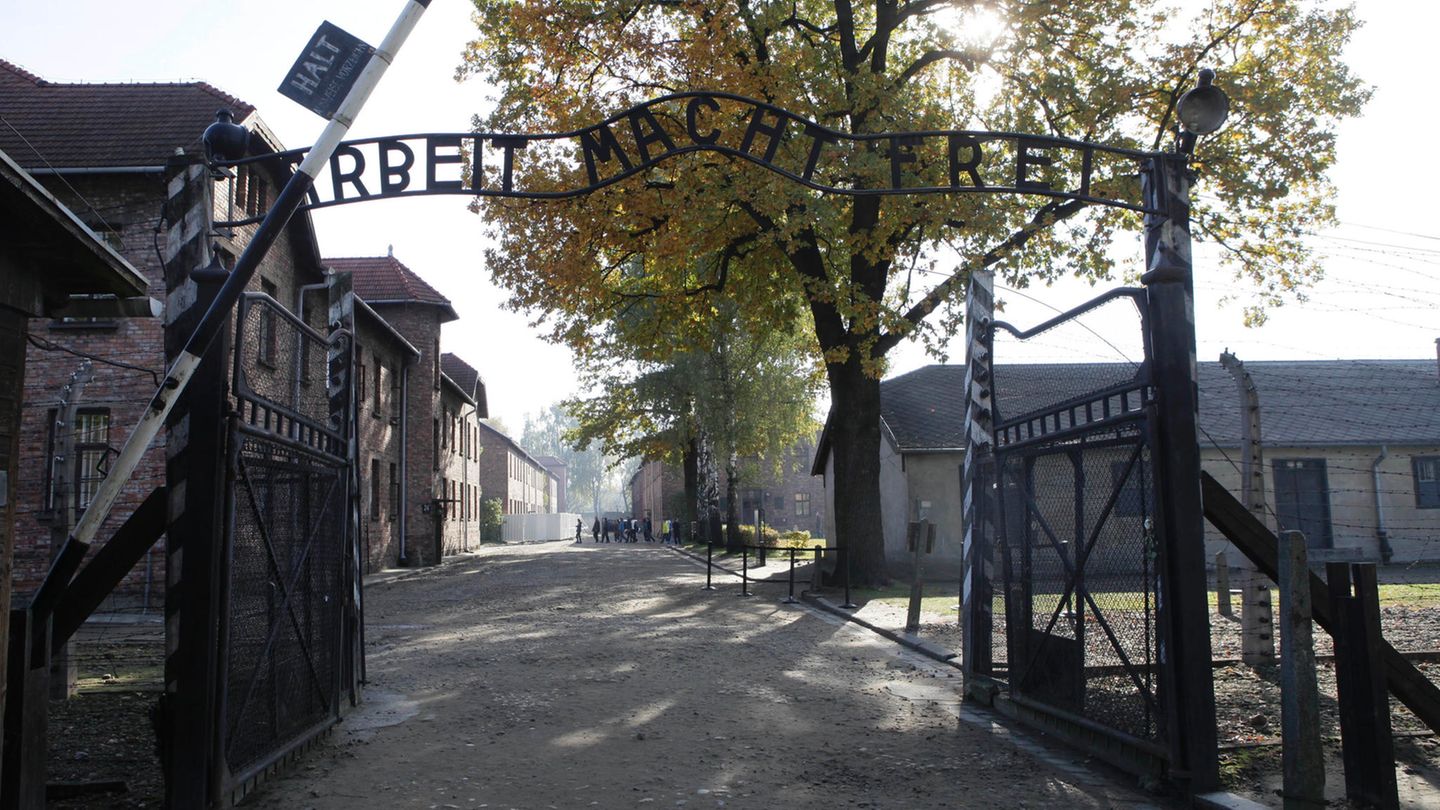 Eingang zum ehemaligen deutschen Konzentrationslager Auschwitz-Birkenau