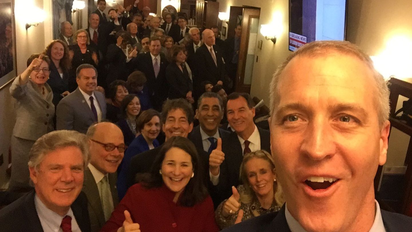 Demokraten schicken Selfie voller Schadenfreude an Donald Trump