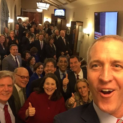Demokraten schicken Selfie voller Schadenfreude an Donald Trump