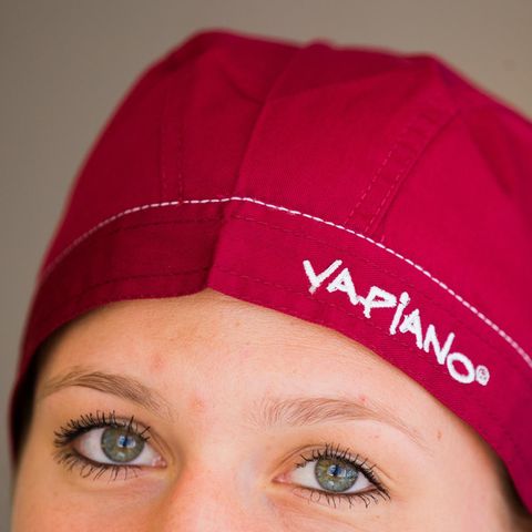 Eine Frau trägt in einem Restaurant von Vapiano in Bonn (Nordrhein-Westfalen) eine Mütze mit der Aufschrift "Vapiano".