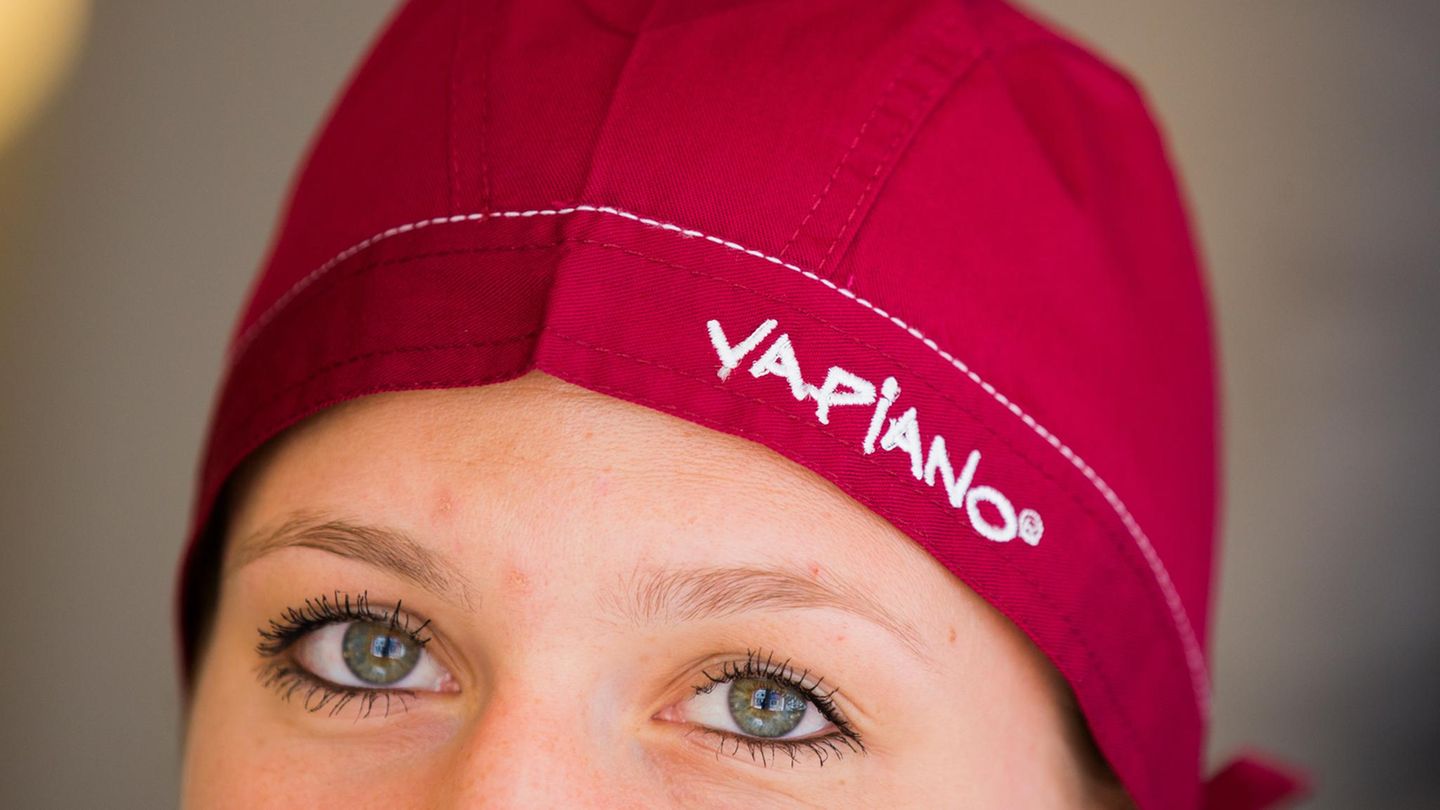 Eine Frau trägt in einem Restaurant von Vapiano in Bonn (Nordrhein-Westfalen) eine Mütze mit der Aufschrift "Vapiano".