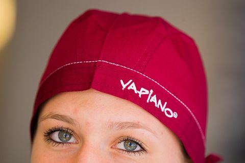 Eine Frau trägt in einem Restaurant von Vapiano in Bonn (Nordrhein-Westfalen) eine Mütze mit der Aufschrift "Vapiano".