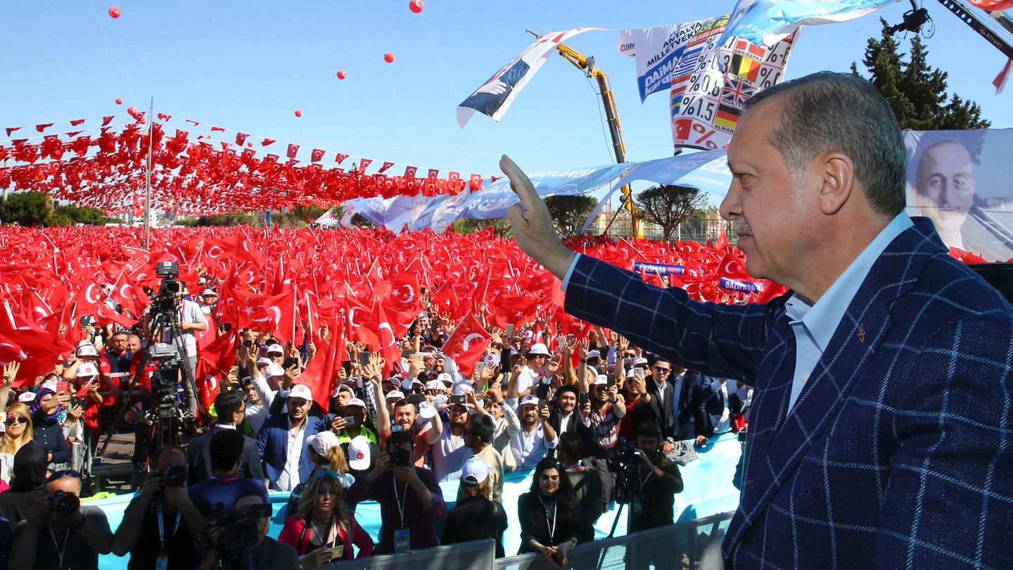 Recep Tayyip Erdogan bringt in Antalya Referendum über EU-Beitrittsgespräche ins Gespräch