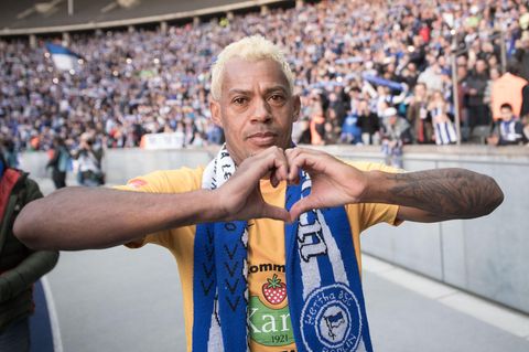 Marcelinho formt mit den Händen ein Herz - Bei Hertha BSC im Berliner Olympiastadion feiert er Abschied vom Fußball