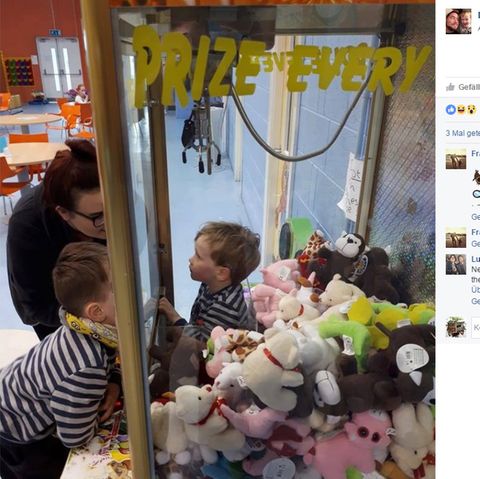 Kind steckt in Greifautomat fest