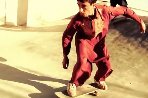 Auf dem Skateboard vergessen Kinder in Kriegsgebieten ihren schweren Alltag