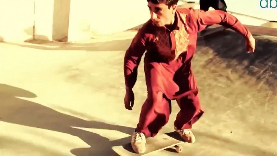 Auf dem Skateboard vergessen Kinder in Kriegsgebieten ihren schweren Alltag