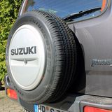 Da im Innenraum kein Platz mehr ist, ist der Ersatzreifen hinten angeschlagen.