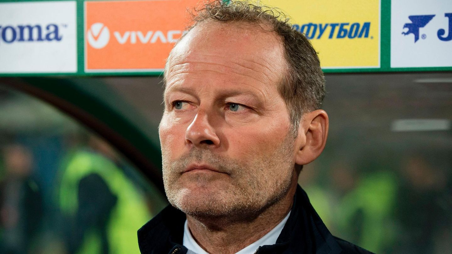 Danny Blind mit versteinerter Mine - Hollands Bondscoach ist entlassen worden