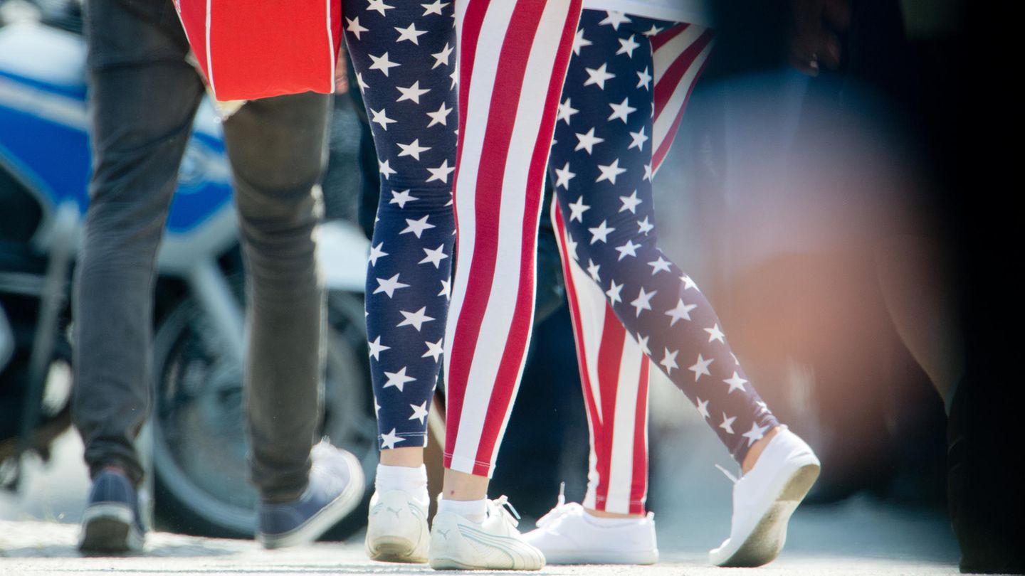 Frauen in Leggings, die der US-Flagge nachempfunden sind. Die United Airlines verbot zwei Teenagern die Mitreise.